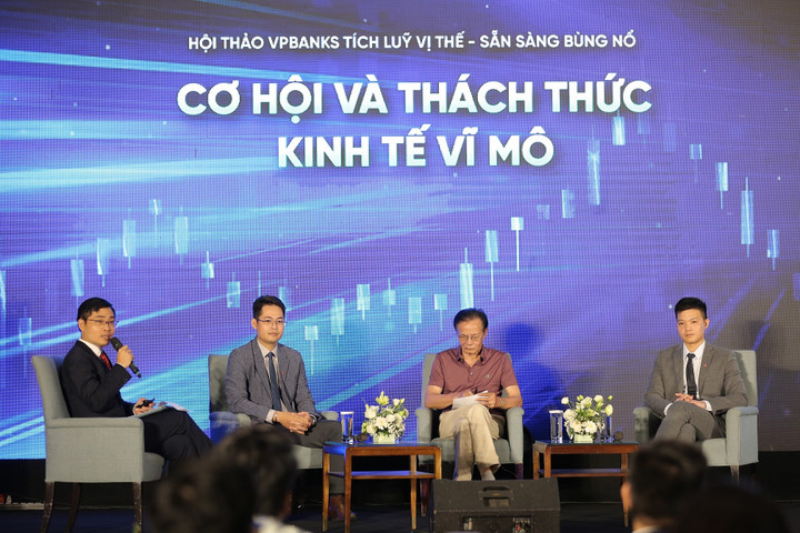 Các chuyên gia phân tích của VPBankS và khách mời chia sẻ tại hội thảo.