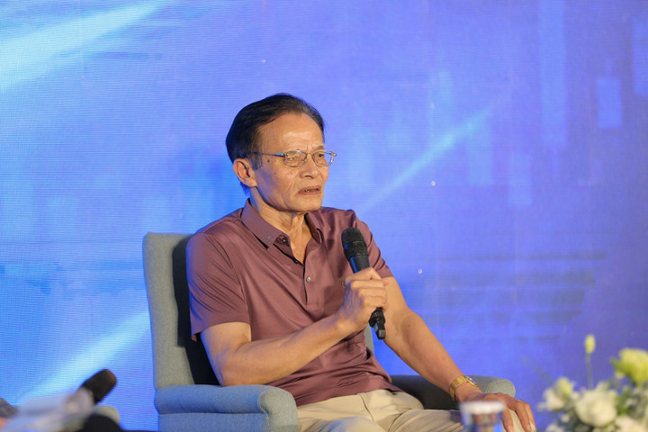 TS Lê Xuân Nghĩa dự báo về tình hình kinh tế vĩ mô trong thời gian tới tại sự kiện.