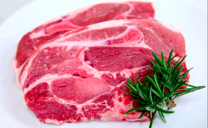 Thịt nạc vai là phần thịt nằm ở vị trí vai lợn nên có độ dai và giòn, chứa cả phần nạc lẫn mỡ.