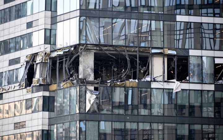 Tòa nhà ở khu trung tâm tài chính Moskva bị hư hại sau vụ tập kích UAV hôm 30/7. (Ảnh: Getty)