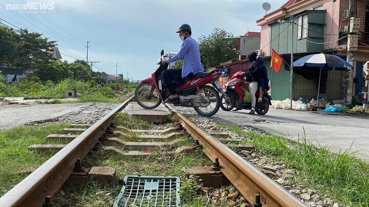 Khu vực xảy ra vụ tai nạn đường sắt tối 27/8. Hàng ngày, rất nhiều phương tiện di chuyển qua đây.