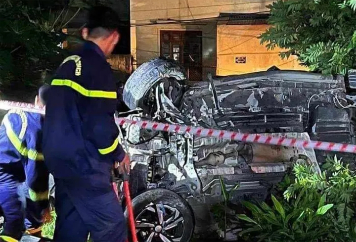 Hiện trường vụ tai nạn khiến xe 7 chỗ hư hỏng.