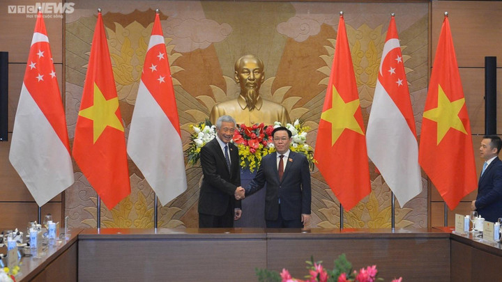 Gặp các nhà lãnh đạo Việt Nam, Thủ tướng Singapore Lý Hiển Long bày tỏ hài lòng về sự phát triển của quan hệ Việt Nam - Singapore thời gian qua; nhấn mạnh Việt Nam là đối tác chiến lược quan trọng của Singapore ở khu vực.