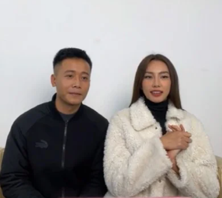 Thùy Tiên và Quang Linh trong buổi livestream bán hàng không lợi nhuận hồi tháng 2/2023.
