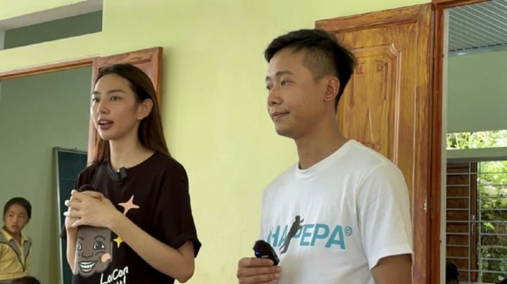 Thùy Tiên và Quang Linh trong chuyến thiện nguyện ở Hà Giang.