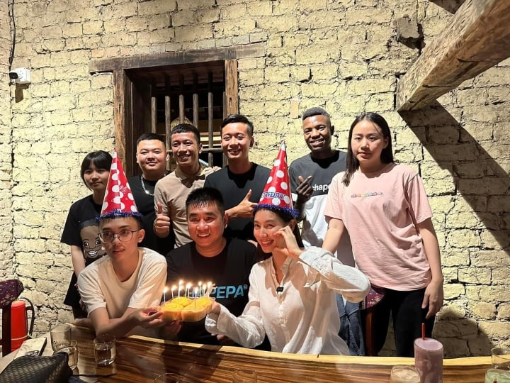 Thậm chí Hoa hậu Thùy Tiên cũng đăng ảnh tổ chức sinh nhật sớm cùng nhóm Quang Linh và những người bạn khiến người hâm mộ nhiệt liệt “đẩy thuyền”.