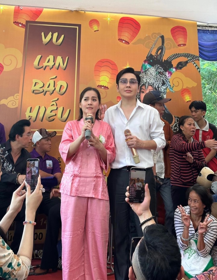 Hồng Loan cùng Vũ Luân hát tặng ba nhân ngày lễ Vu Lan.