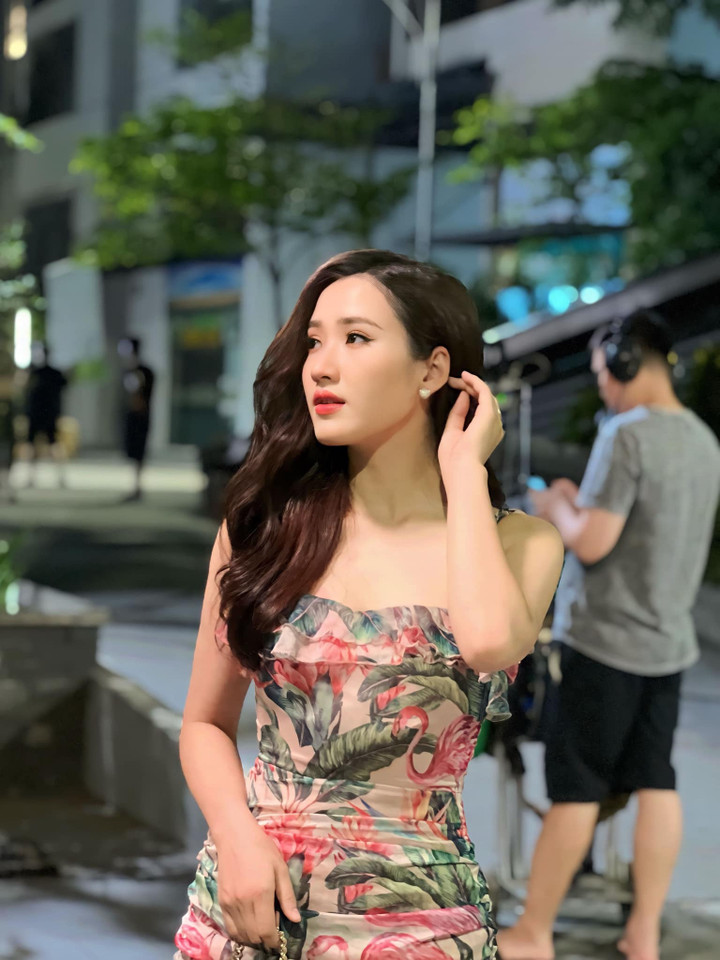 Thủ vai Nhung là nữ diễn viên trẻ Đào Phương Anh. Cô nàng vừa tốt nghiệp trường Đại học Sân khấu Điện ảnh thì được giao vai Nhung.