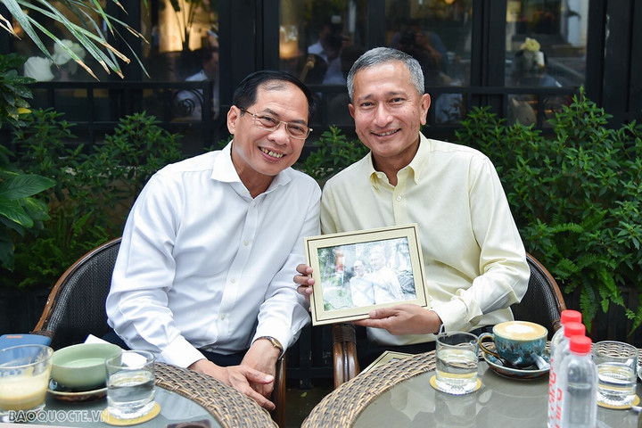 Bộ trưởng Ngoại giao Bùi Thanh Sơn tặng ảnh lưu niệm cho Bộ trưởng Ngoại giao Singapore Vivian Balakrishnan. (Ảnh: Tuấn Anh)