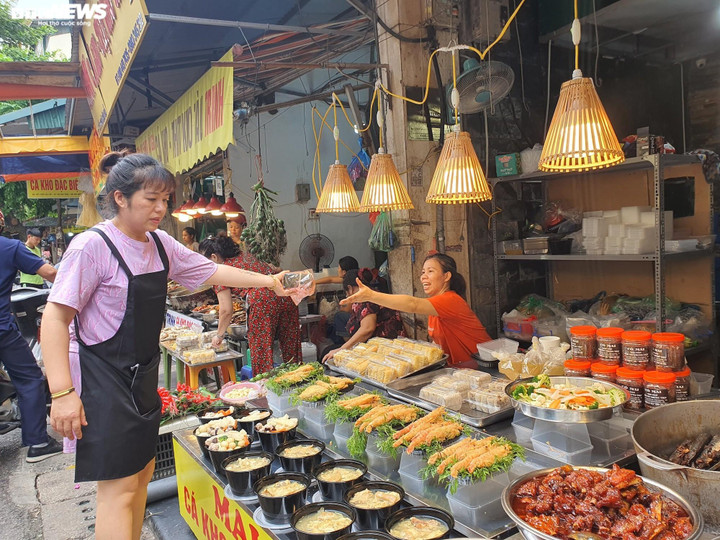 “Rằm tháng Bảy năm nào cũng đông khách. Riêng năm nay, lượng khách ước chừng tăng khoảng 20 - 30%. Những ngày này tôi đứng bán, gói hàng cho khách liên tục, dù mỏi chân cũng không có thời gian ngồi nghỉ", chị Dung nói.