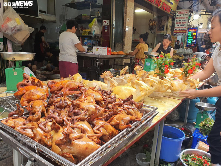 Ngoài món gà luộc ngậm hoa hồng, xôi, canh măng, canh bóng, tại chợ Hàng Bè, các tiểu thương còn bán đủ các món ngon của lạ mà ít khu chợ nào có được với giá gấp vài lần.