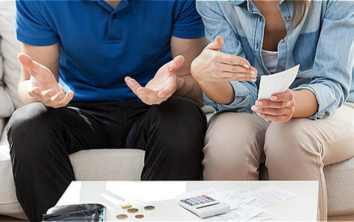 Tôi nói chuyện em chồng vay tiền với chồng nhưng anh một mực bênh em. (Ảnh minh họa)