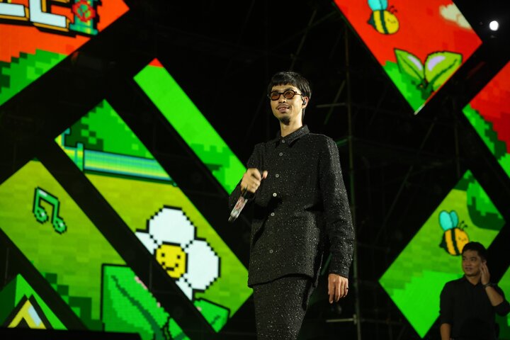 Rapper Đen xuất hiện ngay đầu đêm nhạc.