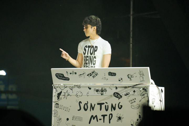 Sơn Tùng M-TP, Hoàng Dũng 'cháy' hết mình trong đêm nhạc chào tân sinh viên - 3