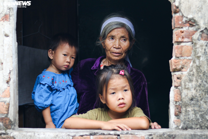 Cha mẹ lần lượt qua đời, hai đứa trẻ xin ăn sống lay lắt từng ngày - 1