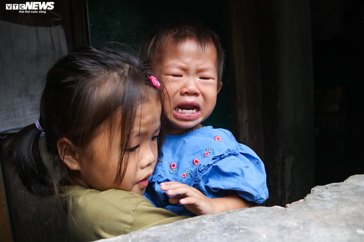 Cha mẹ lần lượt qua đời, hai đứa trẻ xin ăn sống lay lắt từng ngày - 2