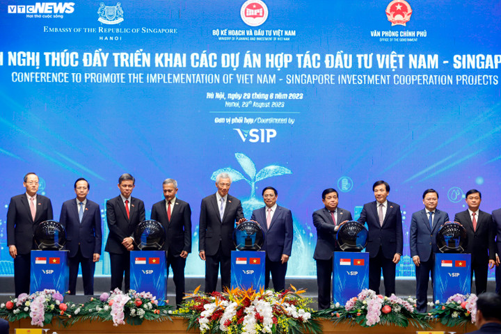 Thủ tướng Phạm Minh Chính và Thủ tướng Singapore Lý Hiển Long dự hội nghị.