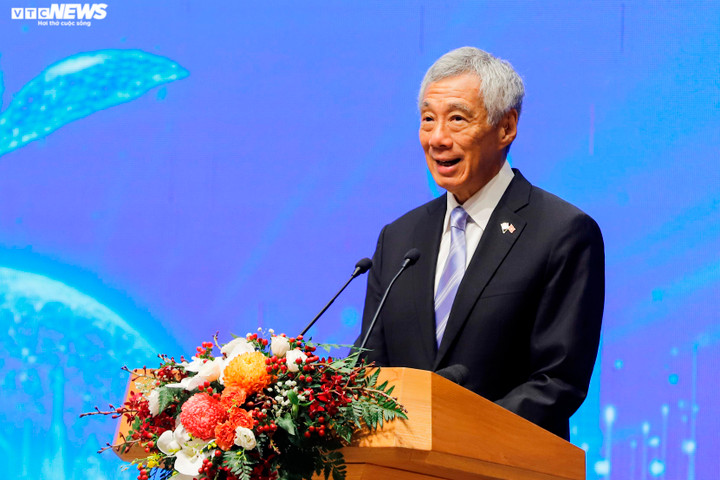 Tổng kim ngạch thương mại hai chiều Việt Nam-Singapore đạt 9,15 tỷ USD năm 2022 và đạt 4,5 tỷ USD trong 6 tháng đầu năm 2023. Trong ảnh Thủ tướng Lý Hiển Long phát biểu tại hội nghị.