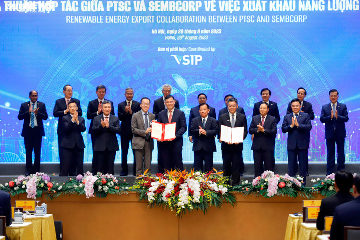 Lễ trao thỏa thuận hợp tác giữa Tổng công ty Cổ phần Dịch vụ Kỹ thuật Dầu khí Việt Nam (PTSC) và Tập đoàn Sembcorp (Singapore) về việc xuất khẩu năng lượng tái tạo.