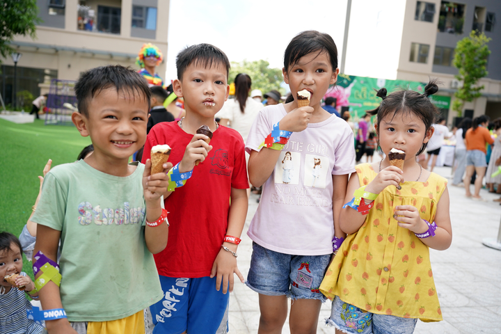 Những em nhỏ thưởng thức kem miễn phí tại sự kiện.