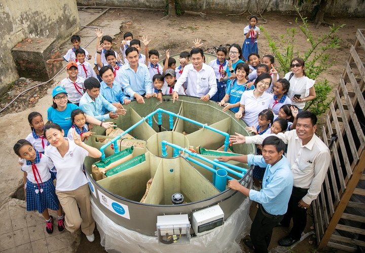 Nhà vệ sinh không phát thải đầu tiên tại Việt Nam, "Net-Zero Aquonic" được vận chuyển đến trường tiểu học Long Phú C để chuẩn bị lắp đặt. Đây là một hệ thống xử lý nước thải đột phá, khai thác năng lượng sạch từ tấm pin mặt trời để biến nước thải thành nước sạch và không có vi khuẩn, sẽ được tái sử dụng để xả toilet. (Ảnh: UNICEF Việt Nam/Trương Việt Hùng)