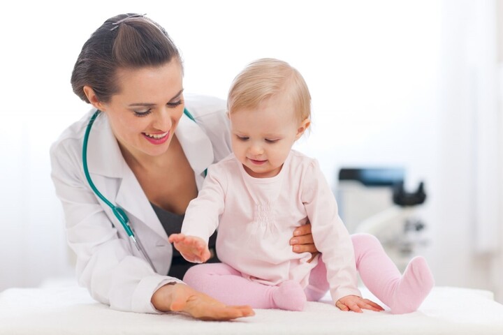 Tước khi đi khám, phụ huynh cần theo dõi trẻ ít nhất 1 tuần.