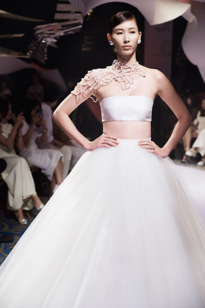 Kiểu váy cưới mang tính đột phá như crop top đi kèm chân váy xoè bồng