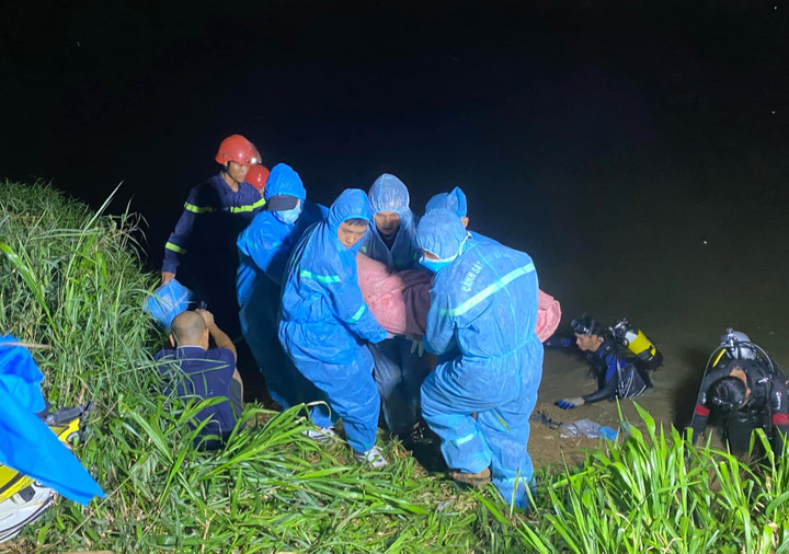 Lực lượng Phòng Cảnh sát Phòng cháy chữa cháy và Cứu nạn cứu hộ đưa thi thể bà L. lên bờ. Ảnh CTV