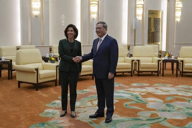 Bộ trưởng Thương mại Mỹ Gina Raimondo (trái) tại cuộc gặp Thủ tướng Trung Quốc Lý Cường ở Bắc Kinh ngày 29/8/2023. (Ảnh: TTXVN)
