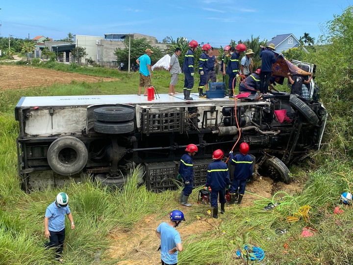 Xe tải chở hàng đông lạnh lao xuống ruộng, lật nghiêng. (Ảnh: Đ.T)