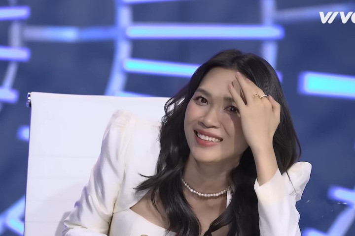 Nhiều lần Mỹ Tâm phải bất lực vì được thí sinh gọi là "cô". "Họa mi tóc nâu" hài hước tỏ thái độ không hài lòng vì cho rằng mình còn trẻ và chỉ nên được gọi là "chị". Một số thí sinh chiều lòng nữ ca sĩ Đà Nẵng nhưng một số xin phép giữ nguyên cách xưng hô vì chênh lệch tuổi tác quá lớn. Kết quả, nữ ca sĩ bất lực, phải để thí sinh gọi theo sở thích.