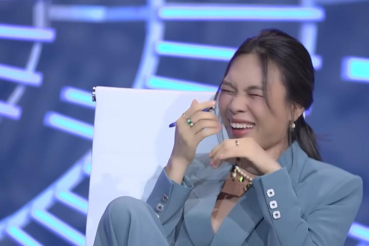 Ngược lại, khi được gọi là "chị" hoặc khen đẹp, nữ giám khảo lại cười tít mắt cho cho thí sinh 9 điểm trước khi thi. Số điểm này được dành cho chàng thợ xăm Đỗ Thế Nhật khi anh khen nữ Mỹ Tâm "xăm đâu cũng đẹp" mà "không cần xăm cũng đẹp". Dù vậy, sau đó nữ ca sĩ lại cho biết thang điểm của mình là 20 chứ không phải 10 điểm.