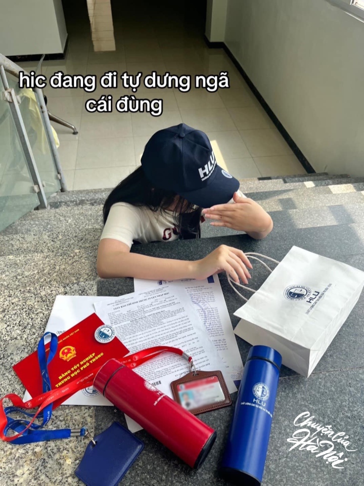 Tân sinh viên trường Đại học Luật Hà Nội khoe nhẹ giấy báo nhập học. (Ảnh: Chuyện của Hà Nội)