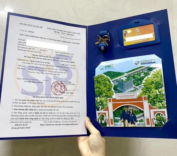 Giấy báo trúng tuyển của khoa Các khoa học liên ngành (Đại học Quốc gia Hà Nội) không phải tờ A4 như bình thường mà được thiết kế dạng thiệp đa diện đầy ấn tượng. Trong bộ giấy báo trúng tuyển, tân sinh viên còn được nhà trường gửi tặng bao thẻ và dây thẻ đặc trưng. Mỗi một bao thẻ đều được cá nhân hóa với tên của từng thí sinh. (Ảnh: Thùy Linh)