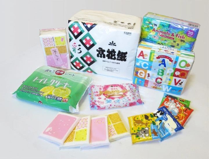 Ở nhiều quốc gia như Trung Quốc hay Hàn Quốc, nhà vệ sinh công cộng không được cung cấp đầy đủ giấy nên người dân thường mang theo giấy vệ sinh khi ra ngoài.