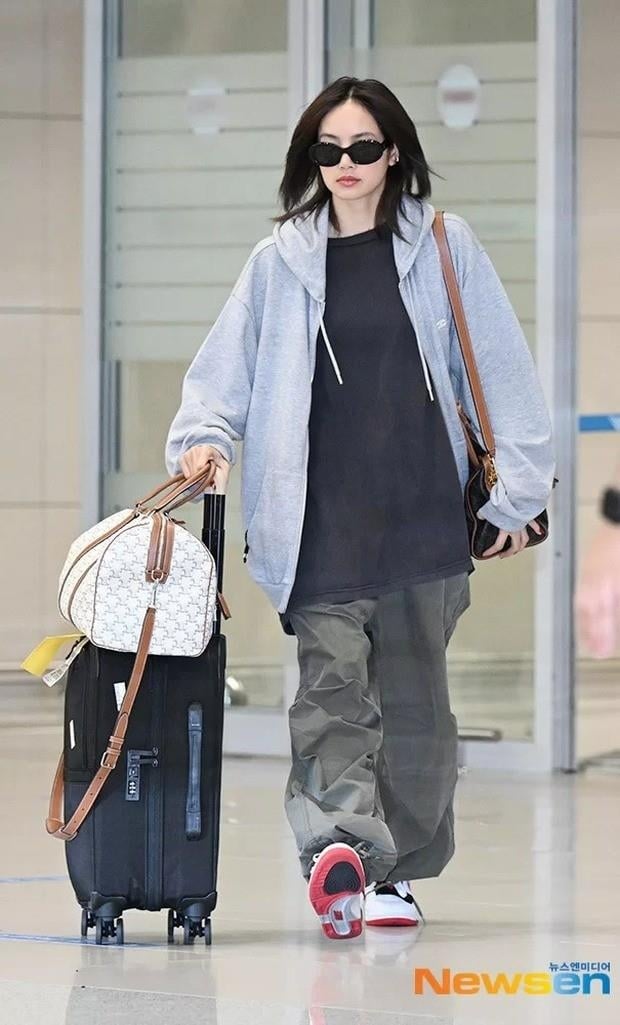 Theo Newsen, Lisa về lại Hàn Quốc sau chuỗi ngày lưu diễn ở Mỹ trong khuôn khổ World Tour Born Pink. Tại sân bay, Lisa diện phong cách oversize, trang điểm nhẹ. Cô mang kính đen, tạo vẻ ngoài cá tính.