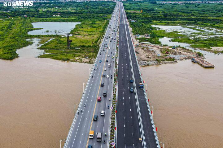 Cầu Vĩnh Tuy (gồm Vĩnh Tuy 1 và Vĩnh Tuy 2) có mặt cắt ngang lớn nhất trong số cây cầu tại Hà Nội với 8 làn ô tô. (Ảnh: Đắc Huy)