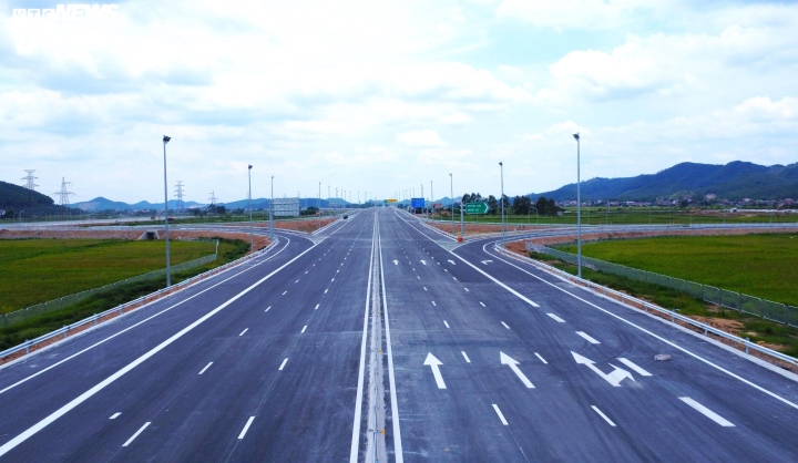 Dự án đường bộ cao tốc Bắc Nam đoạn Nghi Sơn - Diễn Châu dài 50km, trong đó đoạn qua Thanh Hóa 6,5km và Nghệ An 43,5km. (Ảnh: Trần Lộc)