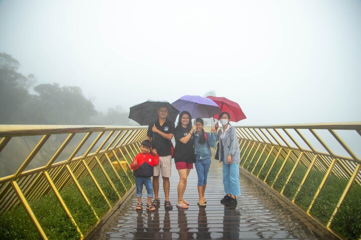 Gia đình anh Ashish và chị Abha Nagaich may mắn được check in Cầu Vàng như ước nguyện.