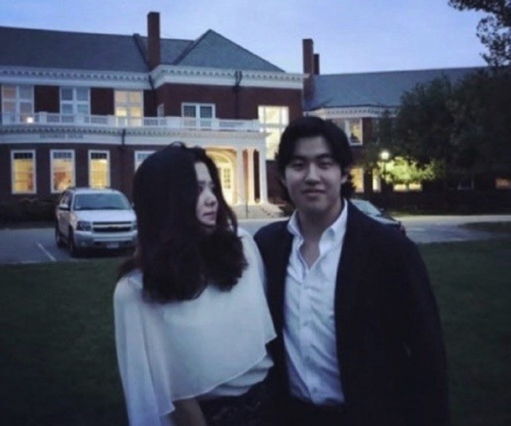Hai con của Go Hyun Jung, cậu con trai sinh năm 1998, con gái sinh năm 2000, đều du học ở Mỹ.