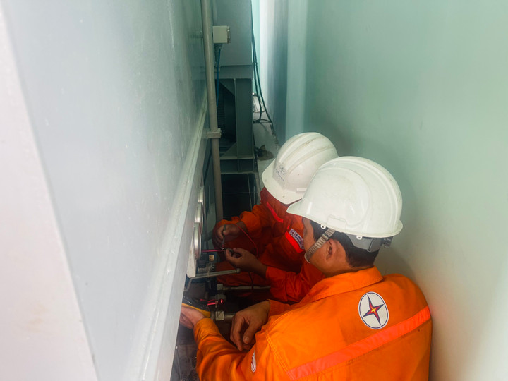 Thao tác kiểm tra tìm lỗi van điện thủy lực điều khiển mở cấp dầu nâng cửa van cung.