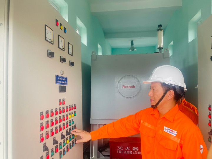 Vận hành mở cửa van cung bằng nguồn điện tự dùng máy phát diezel trong trường họp mất điện lưới theo phương châm 4 tại chỗ.