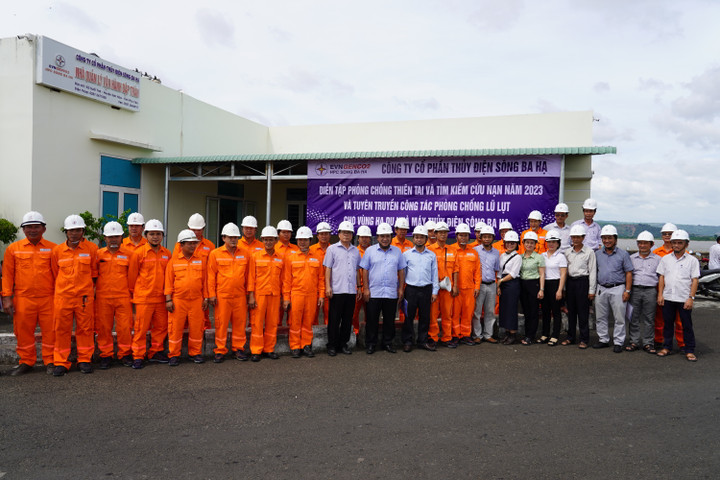 Lực lượng tham gia diễn tập PCTT&TKCN cùng lãnh đạo địa phương tổng kết, đánh giá sau buổi diễn tập.