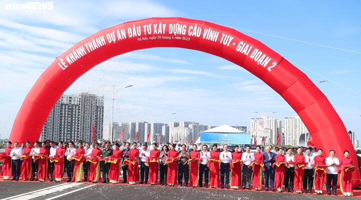 Thủ tướng Phạm Minh Chính cùng lãnh đạo Trung ương, Thành ủy, UBND, HĐND TP Hà Nội cắt băng thông xe cầu Vĩnh Tuy 2.