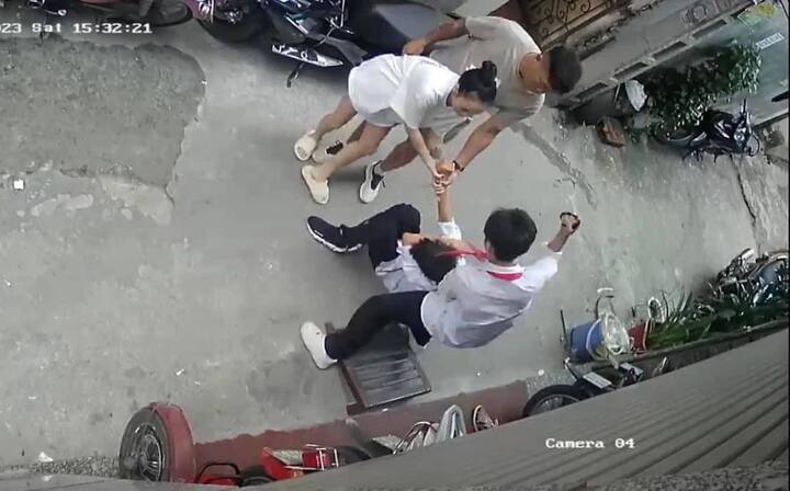 Nam sinh bị nhiều người lôi ra khỏi quán game hành hung. (Ảnh cắt từ clip).