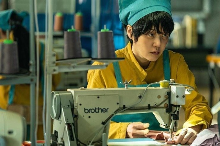 Nữ diễn viên đóng vai trung niên của Kim Mo Mi trong loạt phim tâm lý, kinh dị Mask Girl của Netflix. Ảnh: Netflix
