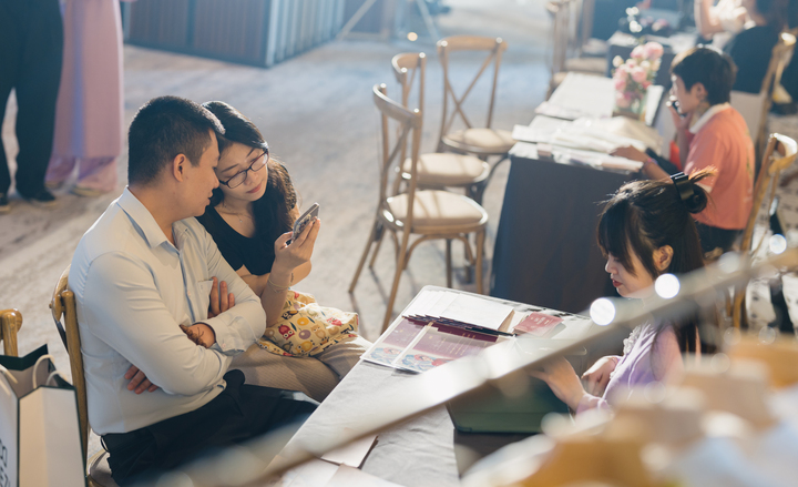 Các chuyên gia tư vấn cho các cặp đôi lên kế hoạch, lựa chọn concept, lễ phục, hoa cưới,... cho ngày trọng đại.