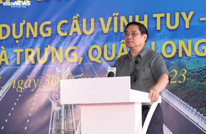 Thủ tướng Phạm Minh Chính phát biểu tại lễ khánh thành cầu Vĩnh Tuy giai đoạn 2. (Ảnh: Đắc Huy).