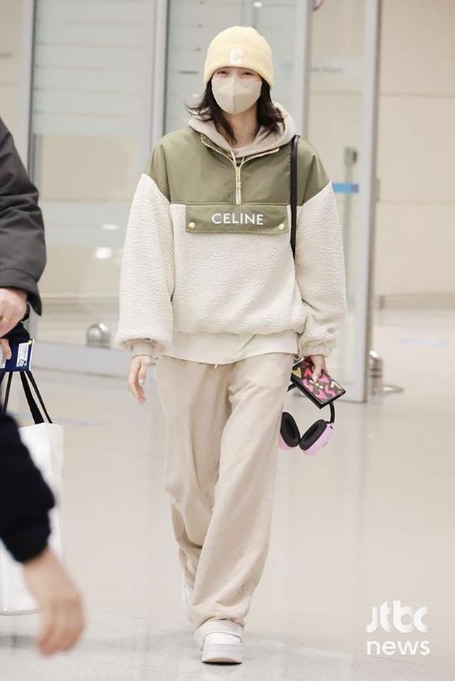 Theo JTBC, Lisa thường xuất hiện tại sân bay với trang phục rộng, đơn sắc nhưng đậm chất thời trang. Mỗi outfit của nữ ca sĩ đều được săn đón và trở thành xu hướng.