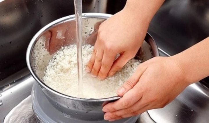 Gạo vo kỹ có giảm dinh dưỡng không là thắc mắc của hầu hết các bà nội trợ. (Ảnh minh hoạ)